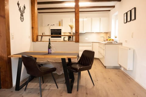 Kitchen or kitchenette, Seating area, Dining area, Food, minibar, pet friendly