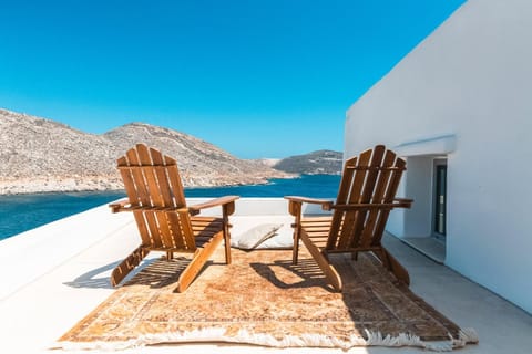 Patio, Natural landscape, View (from property/room), Balcony/Terrace, Living room, Dining area, Lake view, Mountain view, Sea view, sunbed