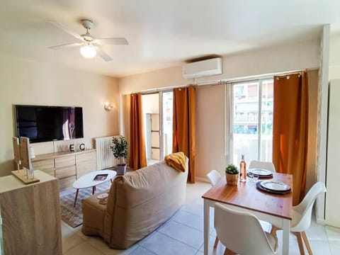 Communal lounge/ TV room, TV and multimedia, Living room, Seating area, Dining area, Evening entertainment, fireplace, air conditioner