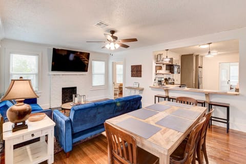 2 Mi to Magnolia Mkt Cozy Retreat with Shared Yard House in Waco