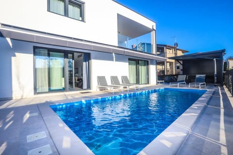 Property building, Day, Pool view, Swimming pool, sunbed
