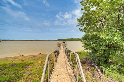 Lakefront Eufaula Vacation Rental with Private Dock House in Longtown