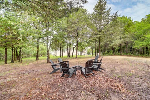 Lakefront Eufaula Vacation Rental with Private Dock House in Longtown