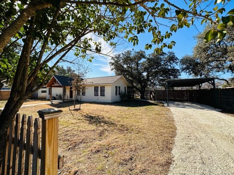 11th Street River House Bed and Breakfast in Bandera