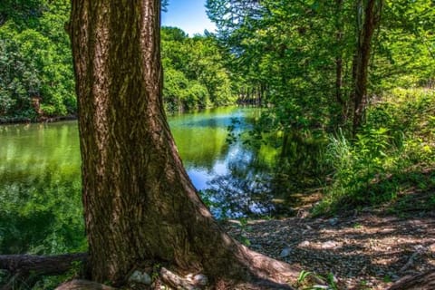 11th Street River House Bed and Breakfast in Bandera