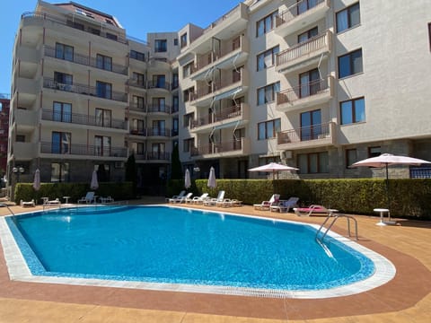 Property building, Patio, Day, Pool view, Swimming pool, sunbed