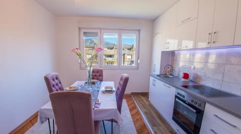 Kitchen or kitchenette, Dining area, pet friendly, stove