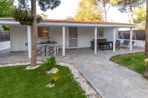 Property building, Patio, Spring, Garden, Garden view