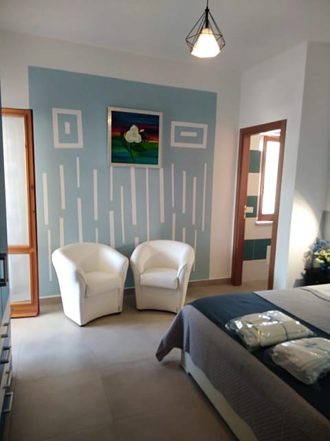Bed, Photo of the whole room, Seating area, Bedroom