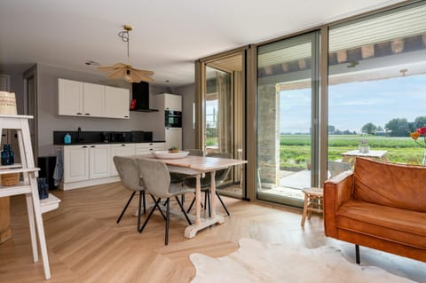 Kitchen or kitchenette, Dining area, minibar, pet friendly, stove
