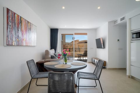 TV and multimedia, Kitchen or kitchenette, Living room, Seating area, Dining area