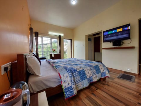 Bed, TV and multimedia, Bedroom