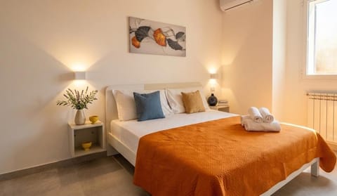 Bed, Photo of the whole room, Bedroom, internet, towels, air conditioner