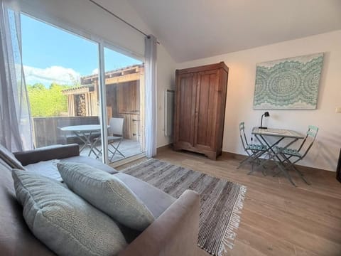 View (from property/room), Balcony/Terrace, Living room, Seating area, Dining area