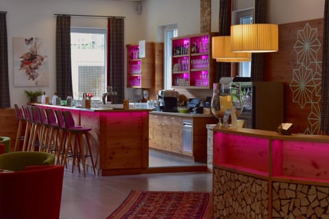 Lounge or bar, Food and drinks