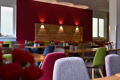 Restaurant/places to eat, Seating area, Breakfast