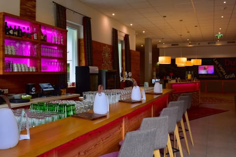 Lounge or bar, Food and drinks, Food, Drinks