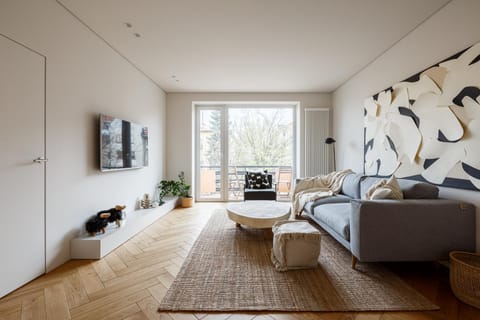 Communal lounge/ TV room, TV and multimedia, Living room, Seating area, Evening entertainment