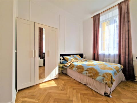 Bed, Photo of the whole room, wardrobe