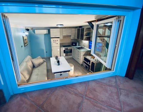 Living room, Seating area, Dining area, minibar, stove