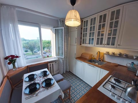 Kitchen or kitchenette, Dining area, minibar, stove