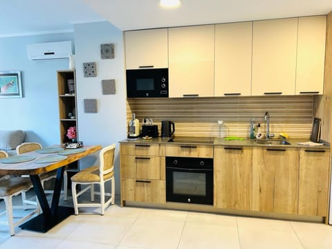 Kitchen or kitchenette, Dining area, dishwasher, oven, stove