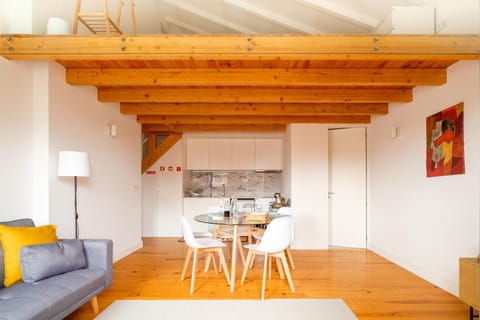 Kitchen or kitchenette, Living room, Seating area, Dining area