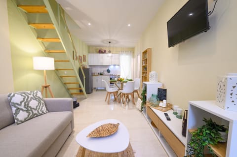TV and multimedia, Living room, Seating area, Dining area