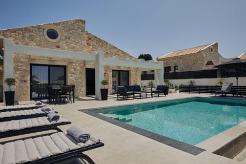 Property building, Patio, Day, Balcony/Terrace, Pool view, Swimming pool, sunbed