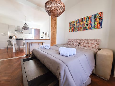 Bed, Living room, Photo of the whole room, towels