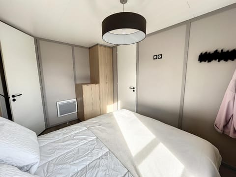 Chalet de Standing avec Piscine Chauffée, à 300m de la Plage - 6 Couchages, WiFi Gratuit - FR-1-361-474 Chalet in Saint-Pair-sur-Mer