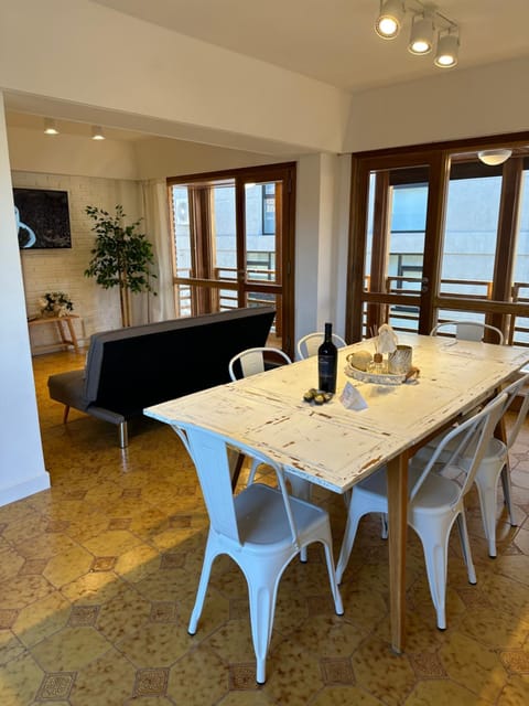 TV and multimedia, Living room, Food and drinks, Seating area, Dining area