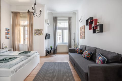 Bed, TV and multimedia, View (from property/room), Living room, Photo of the whole room, Seating area, Bedroom, furniture