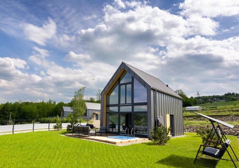 Property building, Spring, Off site, Day, Natural landscape, Garden, Hot Tub, Seating area, Garden view, Mountain view, Area and facilities, Location, locker, sunbed