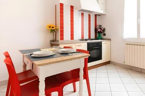 Kitchen or kitchenette, Dining area, oven, stove