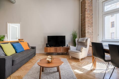 Communal lounge/ TV room, TV and multimedia, Living room, Seating area, Evening entertainment