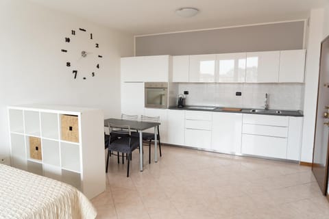 Kitchen or kitchenette, Dining area, stove