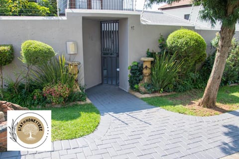Property building, Facade/entrance, Logo/Certificate/Sign, Logo/Certificate/Sign, Street view