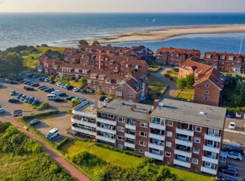 Property building, Natural landscape, Bird's eye view, Street view, Location, Parking