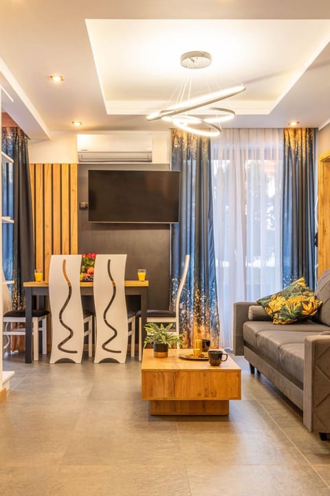 Bed, TV and multimedia, Living room, Photo of the whole room, Seating area, Bedroom