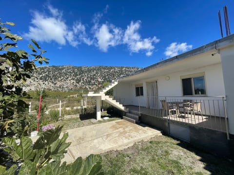 Property building, Balcony/Terrace, Mountain view