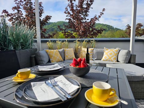 Natural landscape, View (from property/room), Balcony/Terrace, Seating area, Food