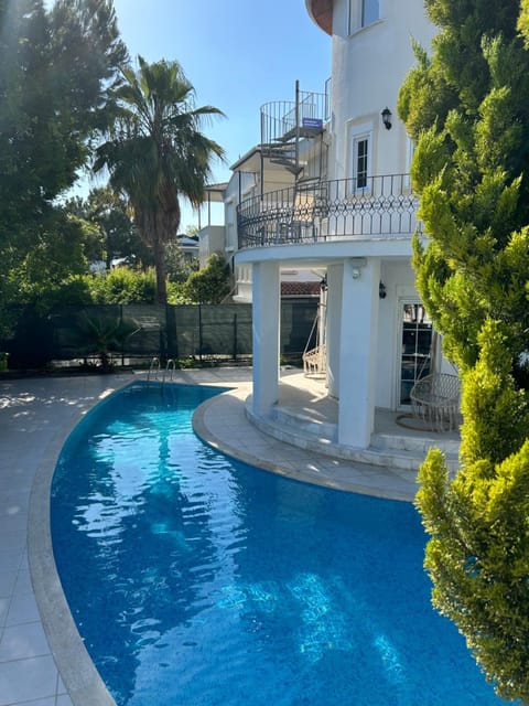 Property building, Patio, Day, Garden, Garden view, Pool view, Swimming pool, sunbed