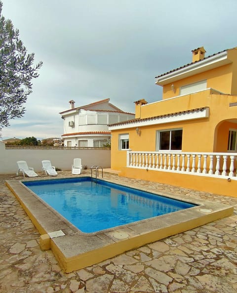 Property building, Swimming pool, Swimming pool