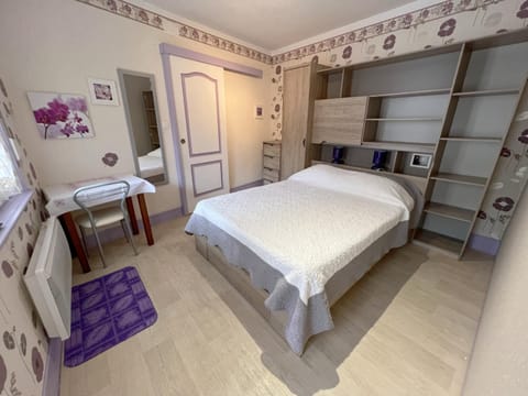 Bed, TV and multimedia, Photo of the whole room, Bedroom, wardrobe