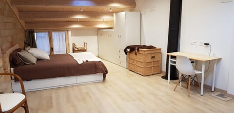 Photo of the whole room, Seating area, Bedroom