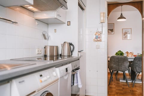 Coffee/tea facilities, Kitchen or kitchenette, oven, stove, toaster, washing machine