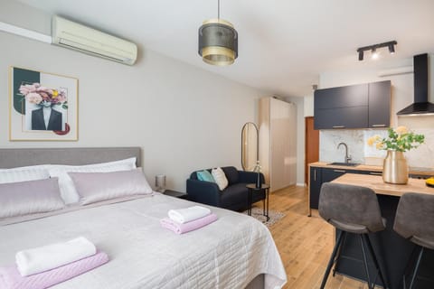 Communal lounge/ TV room, Bed, TV and multimedia, Kitchen or kitchenette, Living room, Dining area, wardrobe, air conditioner