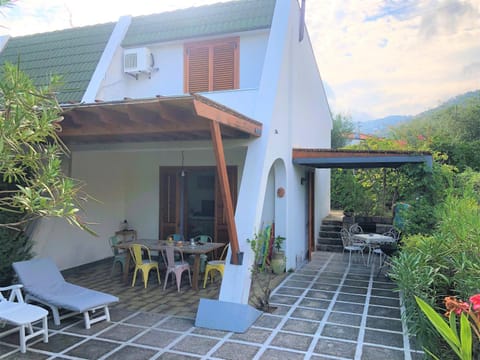 Property building, Patio, Day, Garden, Garden view