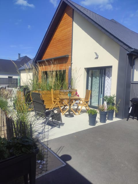 Property building, Patio, Balcony/Terrace, sunbed